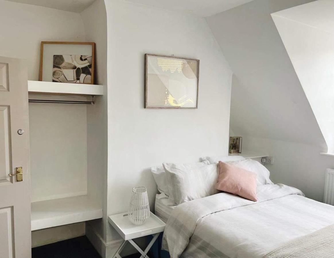 4 Bed Loft Apartment Overlooking Historic Town Trowbridge Exterior photo