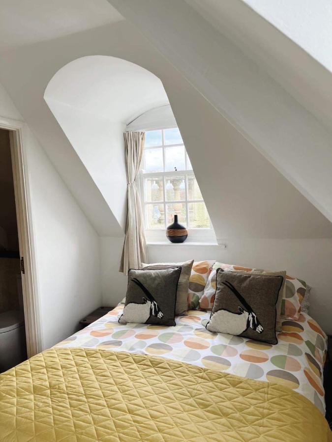 4 Bed Loft Apartment Overlooking Historic Town Trowbridge Exterior photo